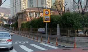 スクールゾーンの速度超過対策にミリ波レーダーを活用するには？DFSで歩行者安全を支援する仕組み