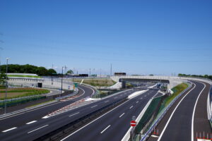 高速道路の逆走対策をどう強化する？逆走車を検知して ドライバーへ警告するシステム