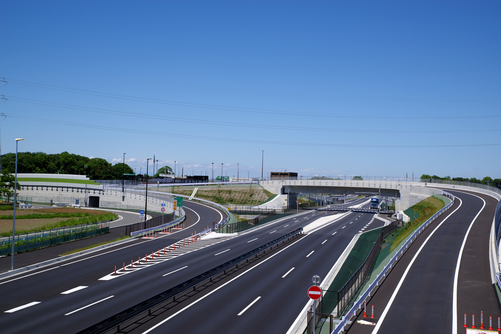 高速道路の逆走対策をどう強化する？逆走車を検知して ドライバーへ警告するシステム